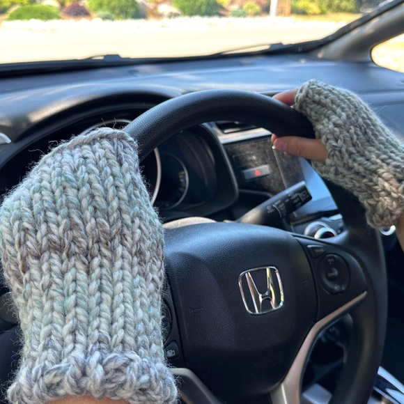 NWT HandKnit Chunky Wool Fingerless Gloves ~ Unisex - Picture 4 of 7